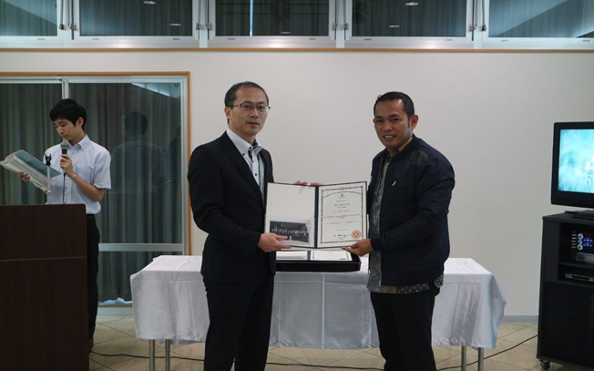  PROVISION OF "IDCM" ( THE PROGRAM ON CORPORATE MANAGEMENT FOR INDONESIA) TRAINING CERTIFICATE IN 2018 TO THE DIRECTOR OF PT ISRA PRESISI INDONESIA BY A REPRESENTATIVE OF AOTS JAPAN