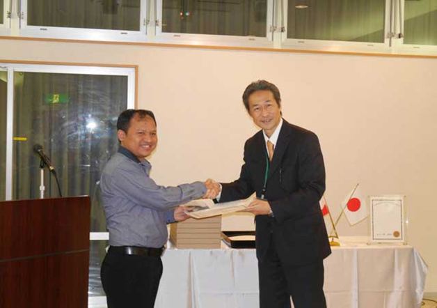  PROVISION OF 'IDCM' (THE PROGRAM ON CORPORATE MANAGEMENT FOR INDONESIA) TRAINING CERTIFICATE IN 2015 TO THE COMMISSIONER OF PT ISRA PRESISI INDONESIA BY A REPRESENTATIVE OF AOTS JAPAN